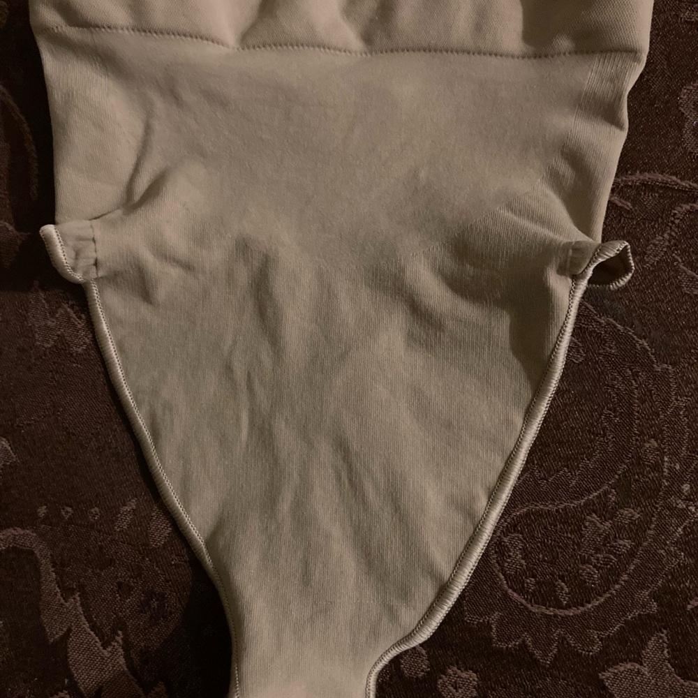 SKIMS Cream body shaper thongs in various sizes NWOT